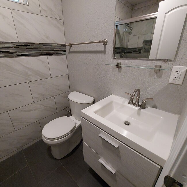 Building Photo - Charming 2bedroom, 2bath home, Like New near Land Park Area and City College.