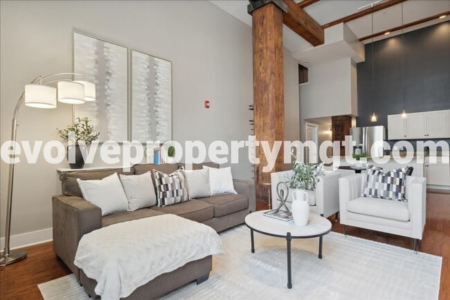 Building Photo - Downtown Living at Its Finest – Spacious 2...