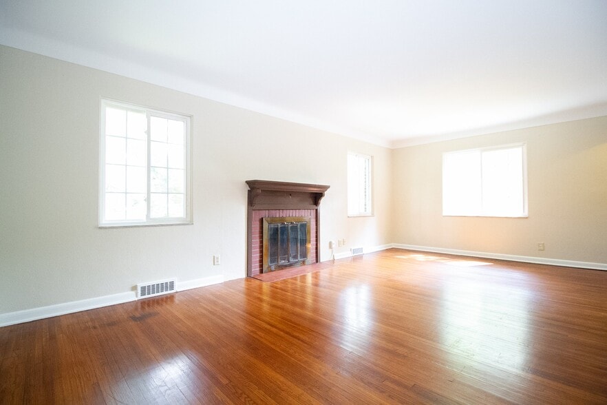 Building Photo - 2424 Lambert Dr