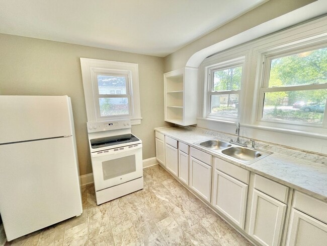 Building Photo - Cute 3 Bed 1 Bath Home Near UNCG!!