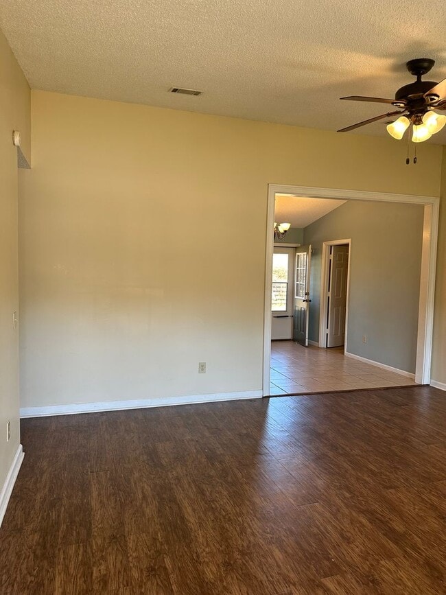 Building Photo - 3 Bedroom 2 Bath Pet Friendly Home.