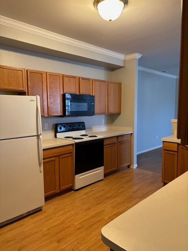 Building Photo - PRIME LOCATION, 2 BEDROOM / 2 & 1/2 BATH C...