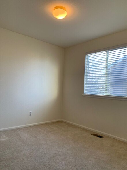 Building Photo - 1615 Red Mountain Dr