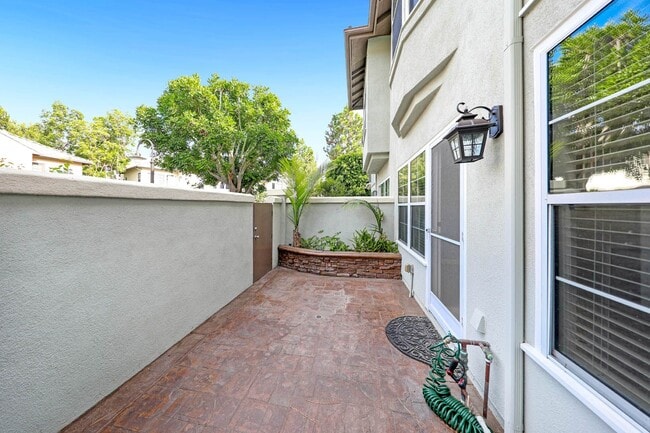 Building Photo - Gorgeous interior tract townhouse in the desirable gated Summit community
