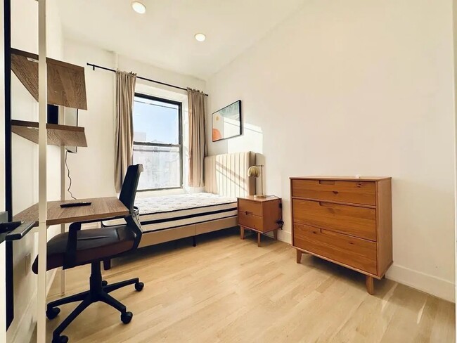 Building Photo - Furnished room/NOT APARTMENT