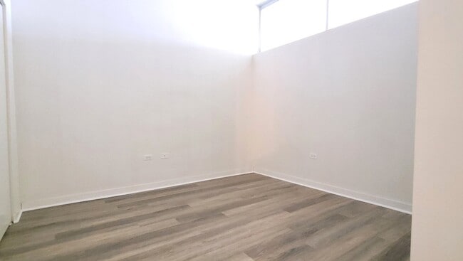 Building Photo - 235 W Van Buren St