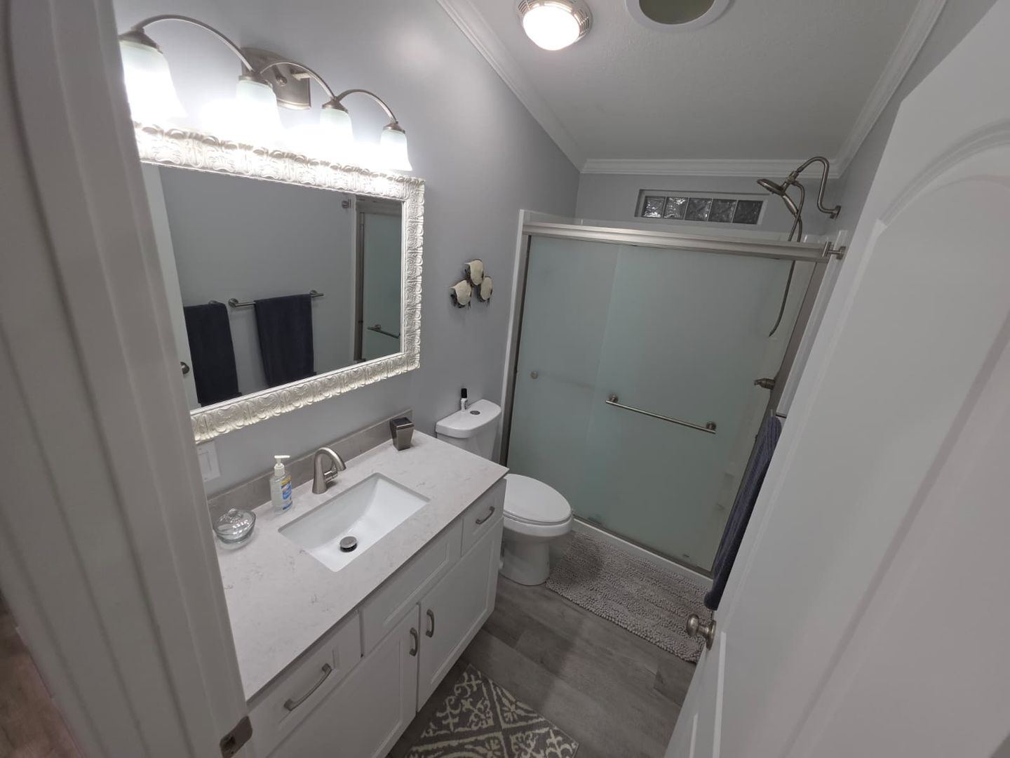 Building Photo - Newly Remodeled / Furnished 2 Bedroom / 2 Bathroom