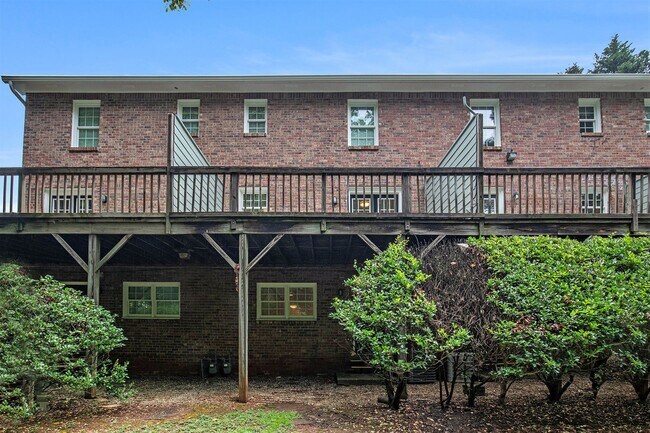 Building Photo - Spacious 3BR/2.5BA Townhouse in the Heart ...