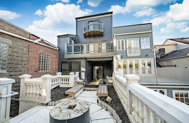 Building Photo - 235 E Market St