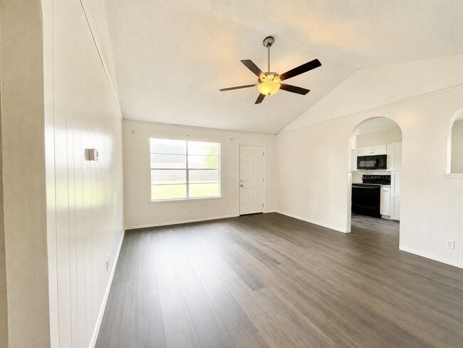 Building Photo - Gorgeous 3/2 recently renovated in homey neighborhood