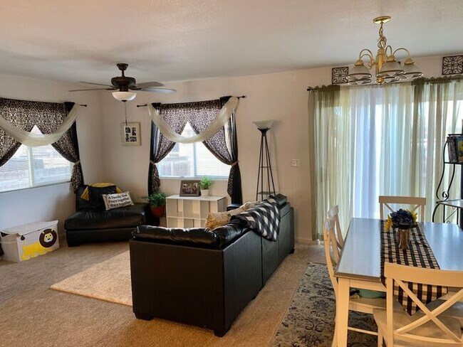 Building Photo - Spacious 4 Bed/3 Bath Duplex in Greeley