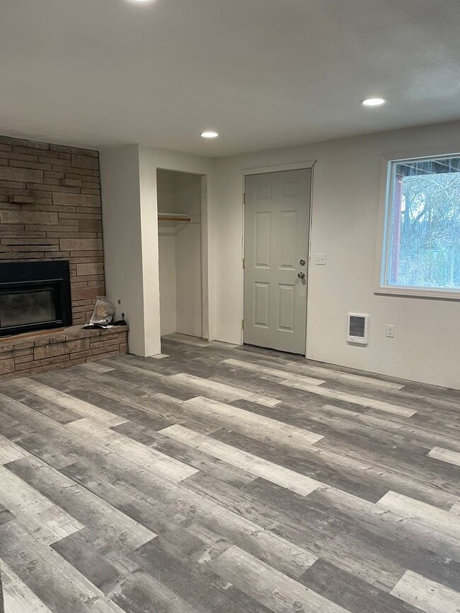 Building Photo - 1 Bedroom, 1 bath lower basement apartment!