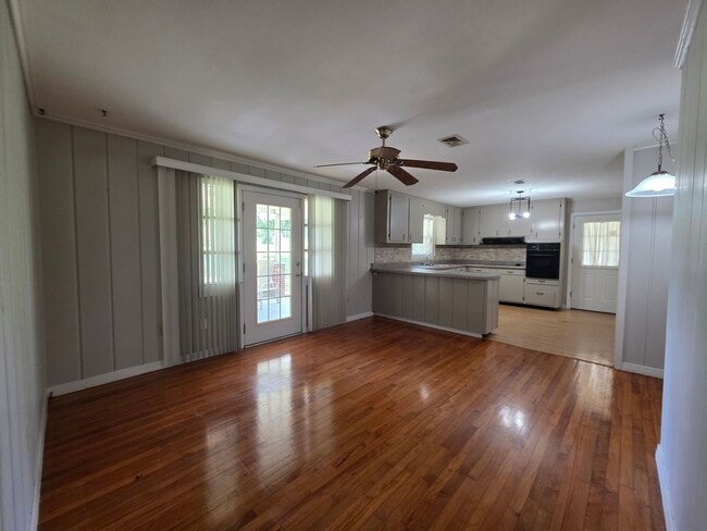 Building Photo - 4BR/2BA lake view home with covered back p...