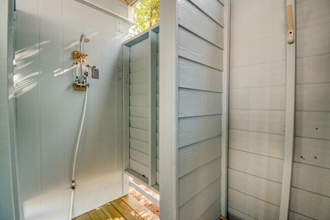 Building Photo - Seasonal Rental: Total Relaxation with Sou...