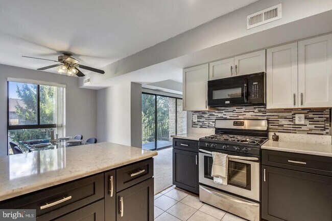 Building Photo - 2044 Royal Fern Ct
