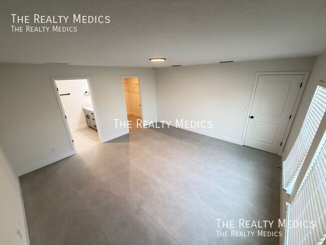 Building Photo - 2614 Palomar Ave SE