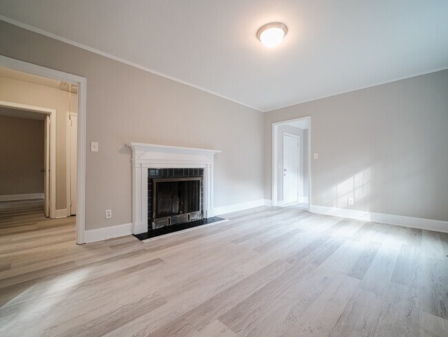 Building Photo - "Charming 4-Bedroom Gem in Charlotte - Cozy Living with Spacious Comfort!"