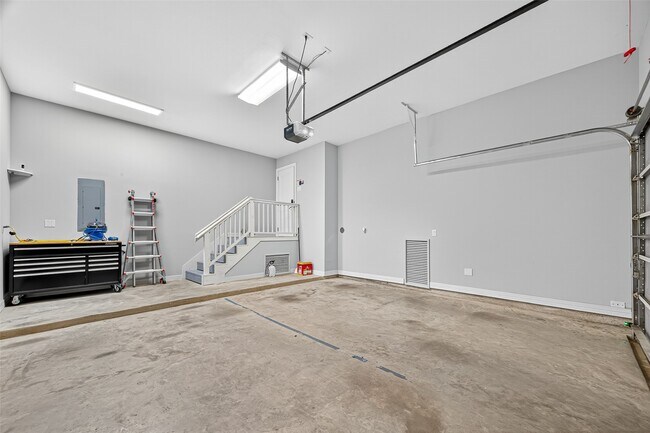 Building Photo - 1231 W 24th St