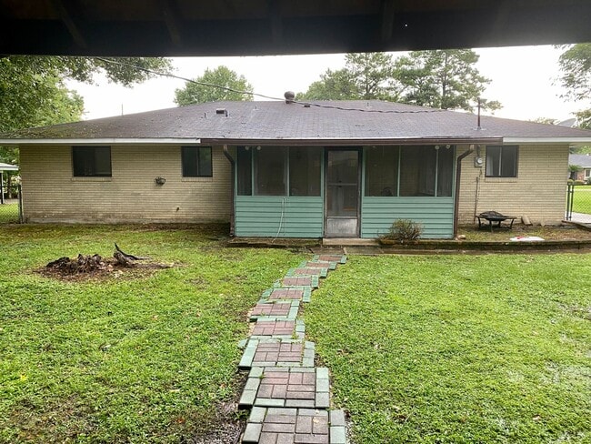 Building Photo - Must see this Beautiful 3/2 home in Village St. George Available NOW