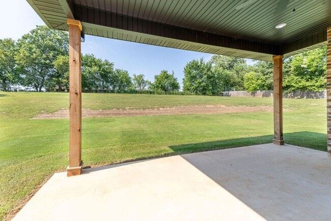 Building Photo - 5 bedroom CUSTOM BUILT home in Elm Springs MUST SEE