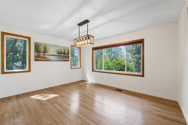 Building Photo - Beautiful 5-Bedroom close to Greenbluff. M...