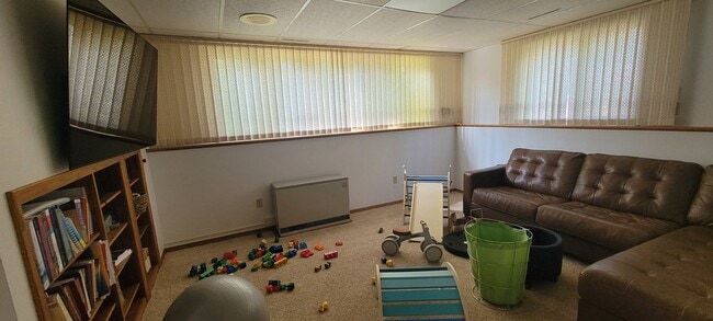 Building Photo - 3 Bedroom 2 Bath Home - Fully Furnished