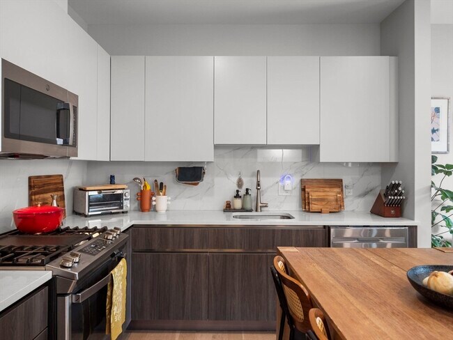 Building Photo - 9 Central St