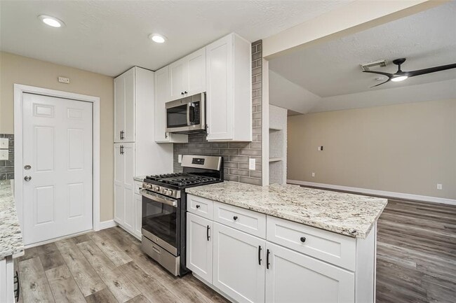 Building Photo - 16110 Reseda Cir