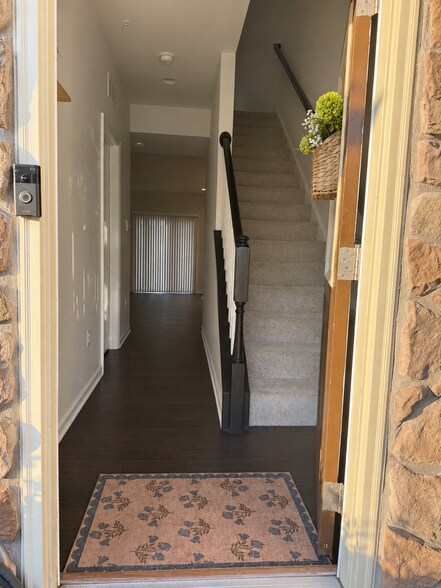 Building Photo - 654 Ravenwood Dr