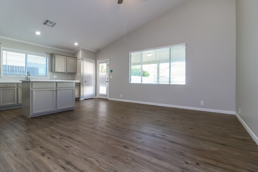 Building Photo - 8936 W Fullam St