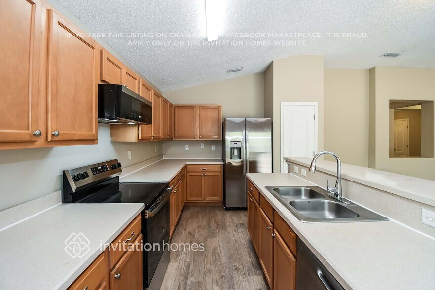 Building Photo - 11633 Brian Lakes Dr N