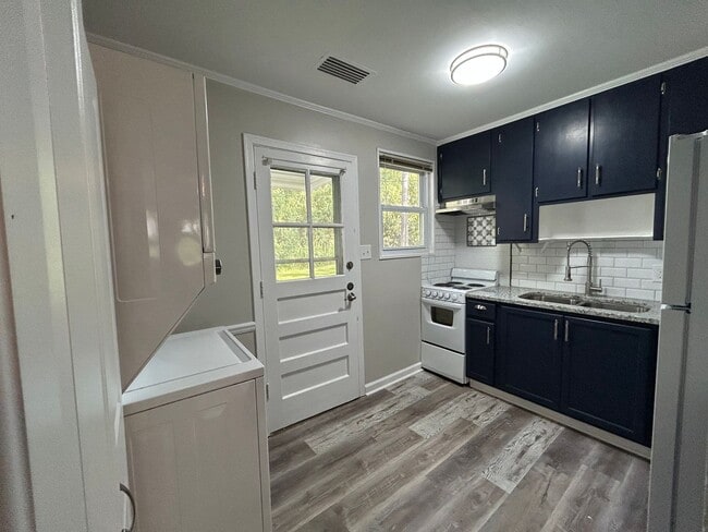 Building Photo - Updated 2 bedroom/ 1 bathroom condo locate...