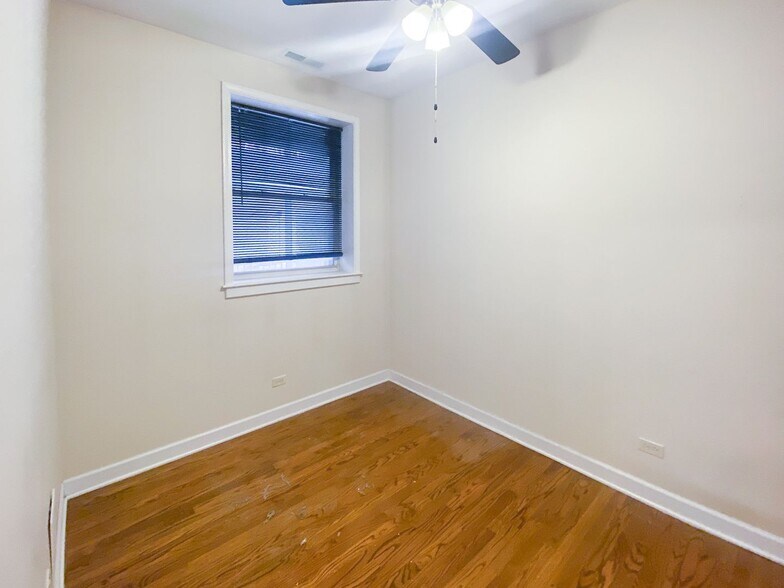 Building Photo - 842 W Cornelia Ave