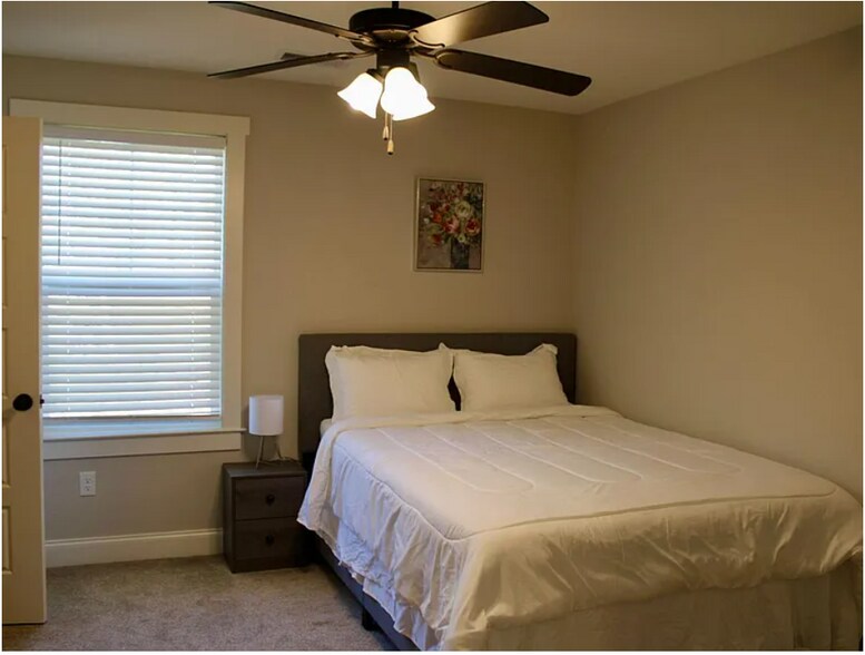 Building Photo - 425 Live Oak Dr