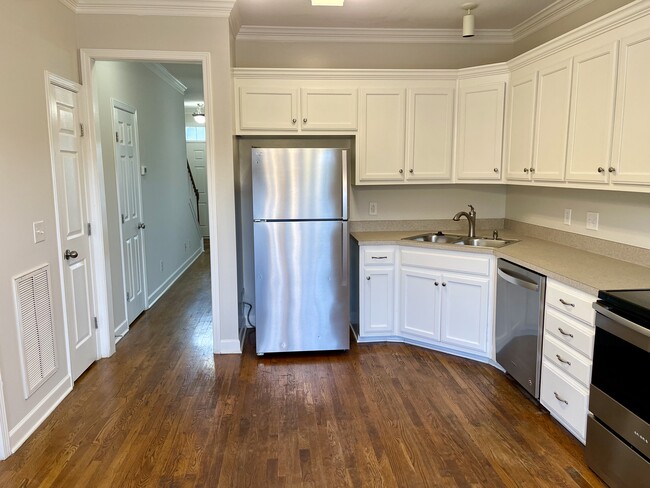 Building Photo - 1047 McKenna Dr