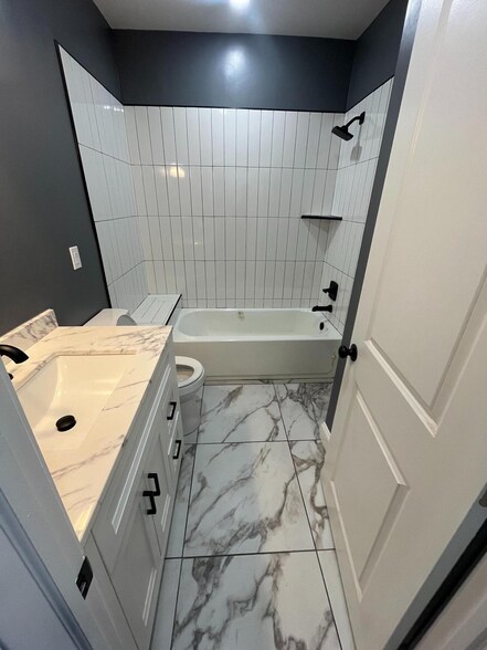 3rd Floor Bath - 1620 N 26th St