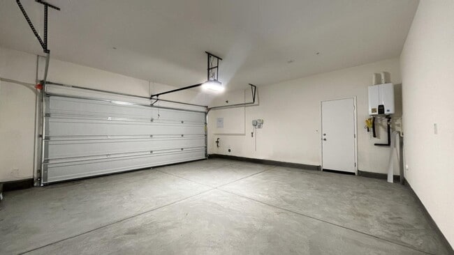 Building Photo - 35333 Hutchinson Pl