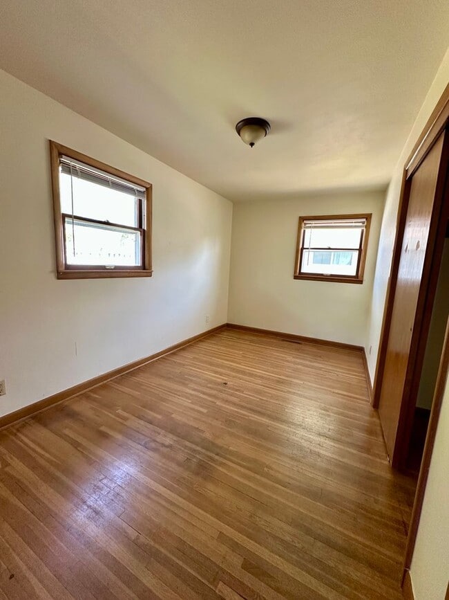 Building Photo - PENDING APPLICATION- Spacious 3 Bedroom/1....