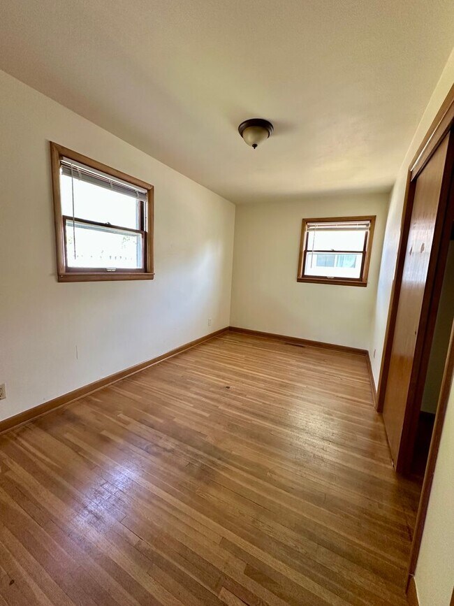 Building Photo - Spacious 3 Bedroom/1.5 Bath with a Bonus Room