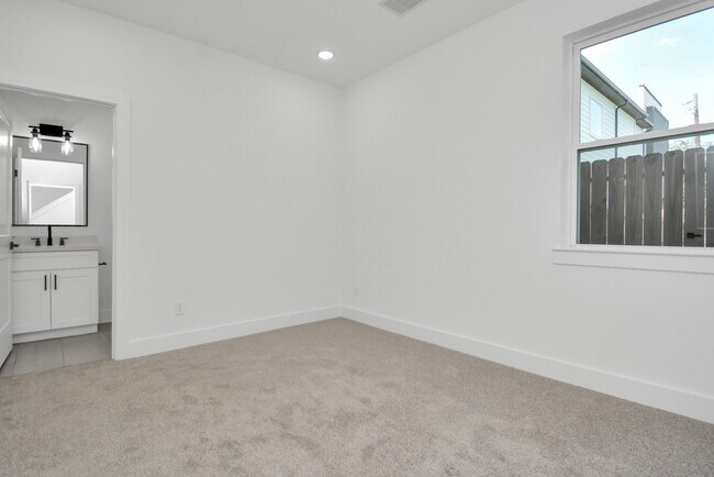 Building Photo - 3036 Live Oak St