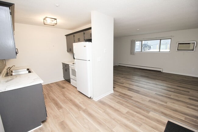 Building Photo - Renovated 2 Bed 1 Bath Apartment