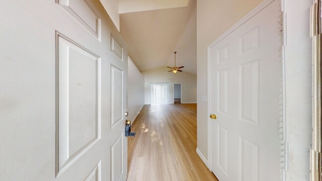 Building Photo - Beautiful 3Bed/ 2Bath Home with Two Car Ga...