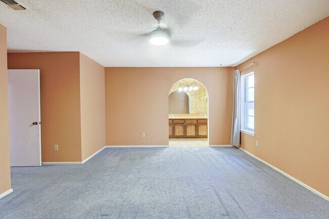 Building Photo - Spacious 3/2/2 near McCullough Park
