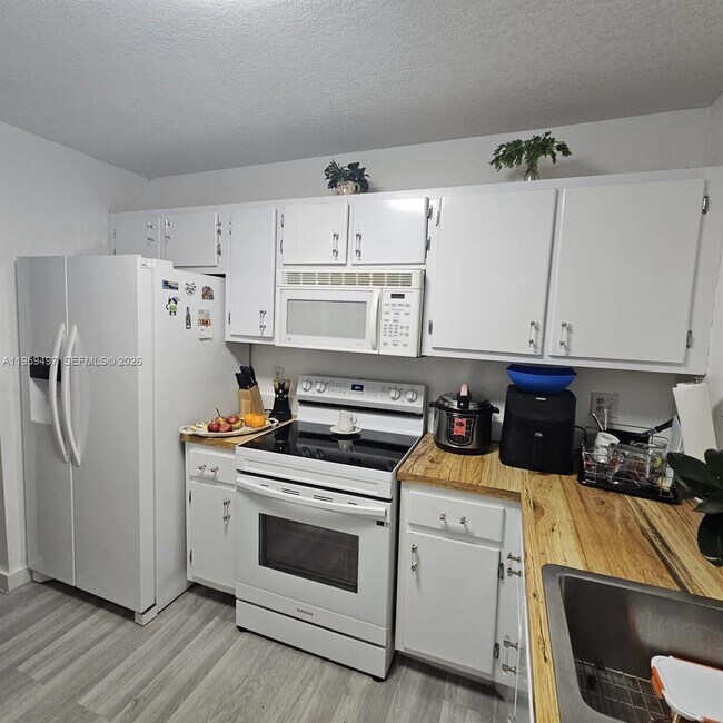 Building Photo - 19623 NW 30th Pl