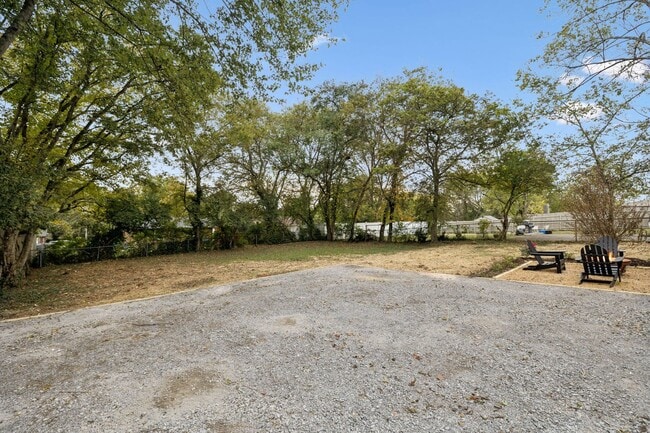 Building Photo - 215 Ash Dr