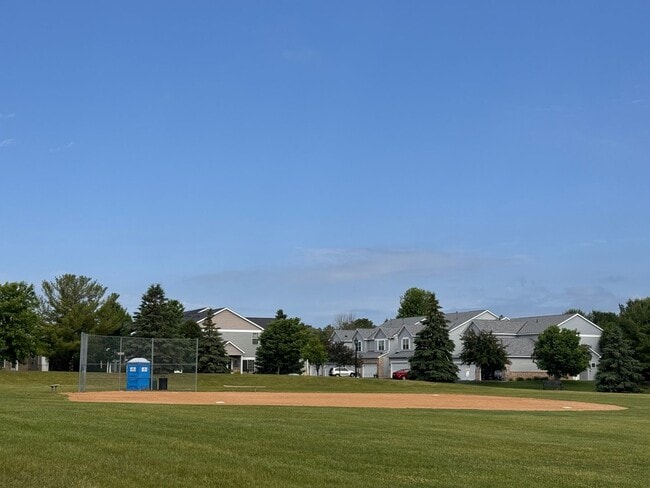 Building Photo - Luxurious 3 Bedroom, 2 Bathroom GORGEOUS townhome!