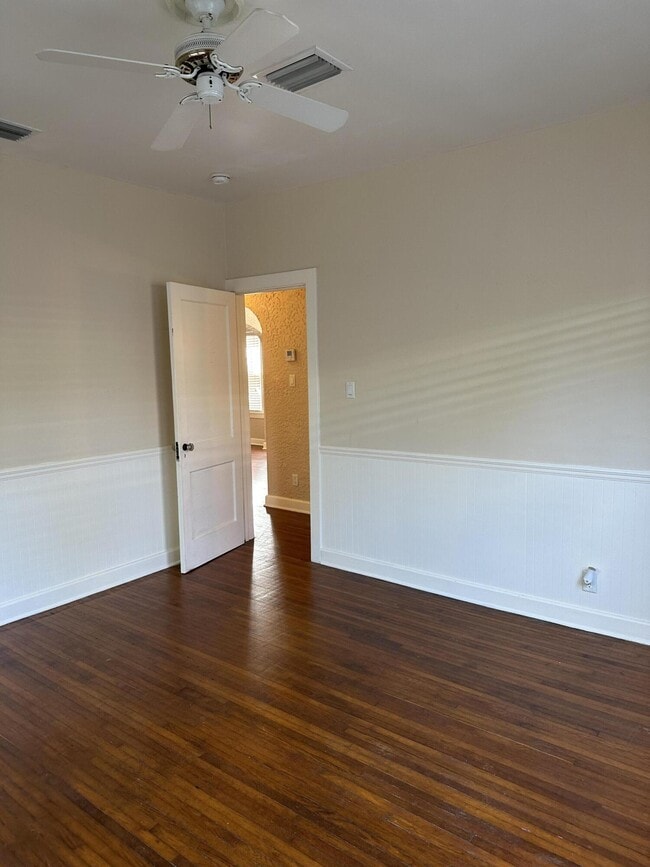 Building Photo - 229 Lakeland Dr