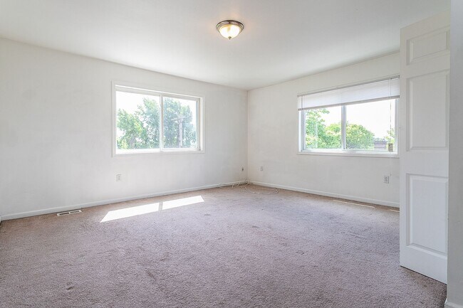 Building Photo - AVAILABLE JUNE 2026 - Beautiful, 3 Bed House with Huge Deck and Yard!