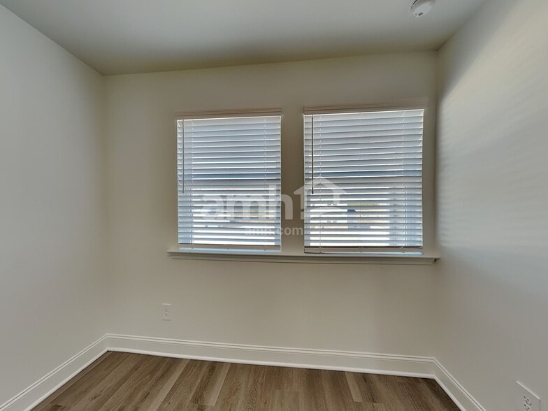 Building Photo - 212 Chase Ln