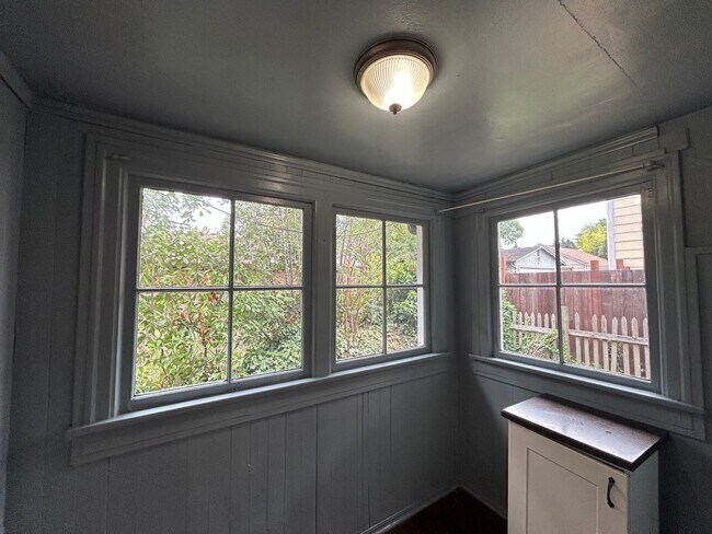 Building Photo - Cozy 2 BD, 1 BA w/ 1 Car Garage in Tacoma!